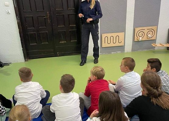 „Bezpieczna droga do szkoły” – spotkanie z policjantem grafika