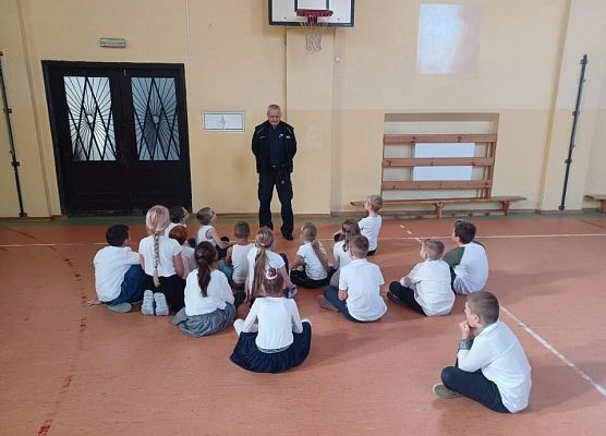 „Bezpieczna droga do szkoły” – spotkanie z policjantem grafika