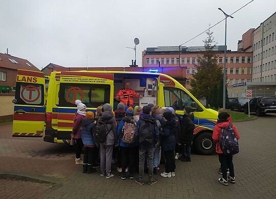 Wizyta klas 4c i 5c w lęborskim szpitalu grafika