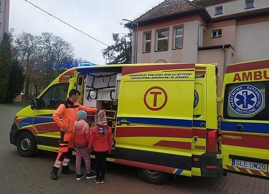 Wizyta klas 4c i 5c w lęborskim szpitalu grafika