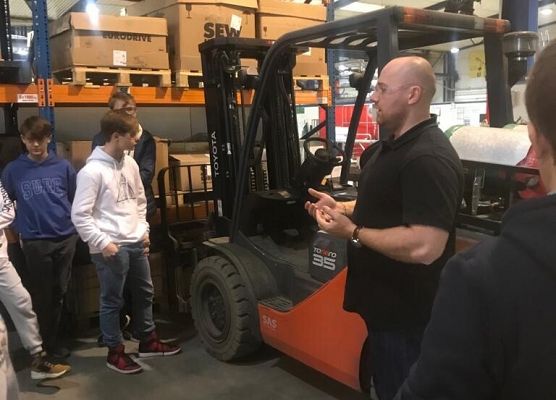 Uczniowie z 8a  odwiedzili lęborskie firmy i instytucje grafika