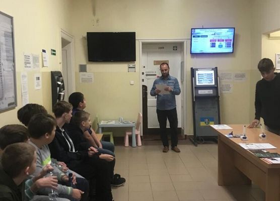 Uczniowie z 8a  odwiedzili lęborskie firmy i instytucje grafika