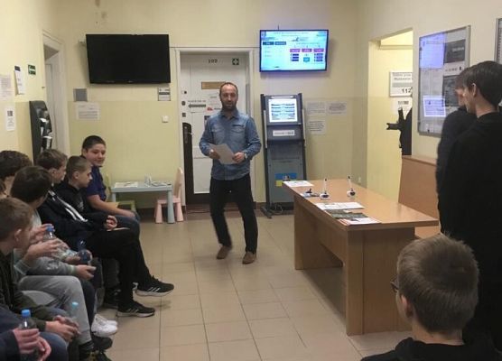 Uczniowie z 8a  odwiedzili lęborskie firmy i instytucje grafika