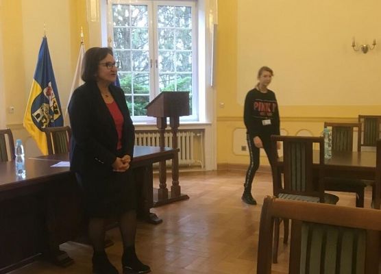 Uczniowie z 8a  odwiedzili lęborskie firmy i instytucje grafika