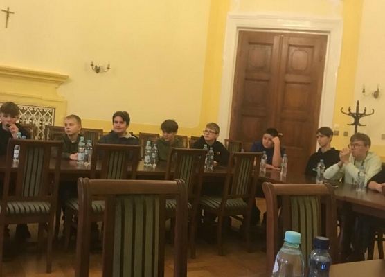 Uczniowie z 8a  odwiedzili lęborskie firmy i instytucje grafika