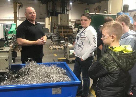 Uczniowie z 8a  odwiedzili lęborskie firmy i instytucje grafika