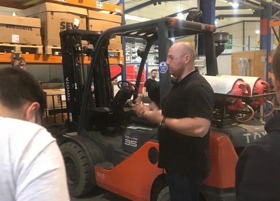 Uczniowie z 8a  odwiedzili lęborskie firmy i instytucje grafika