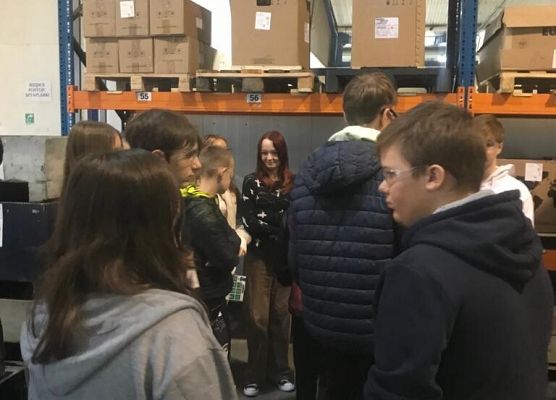 Uczniowie z 8a  odwiedzili lęborskie firmy i instytucje grafika