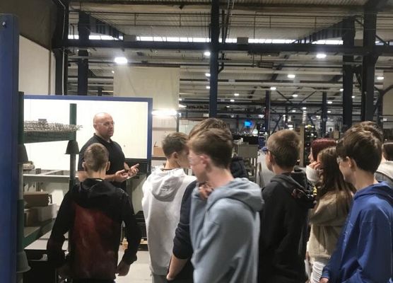 Uczniowie z 8a  odwiedzili lęborskie firmy i instytucje grafika