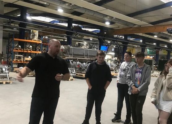 Uczniowie z 8a  odwiedzili lęborskie firmy i instytucje grafika