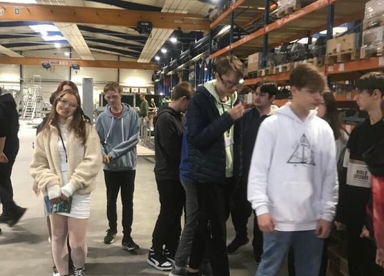 Uczniowie z 8a  odwiedzili lęborskie firmy i instytucje grafika