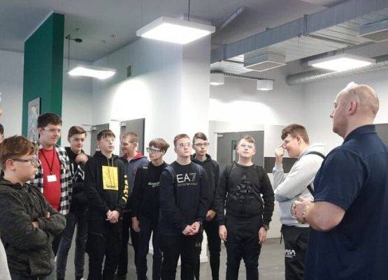 Wizyta klas ósmych w firmie NFM Production Sp. z o.o. grafika