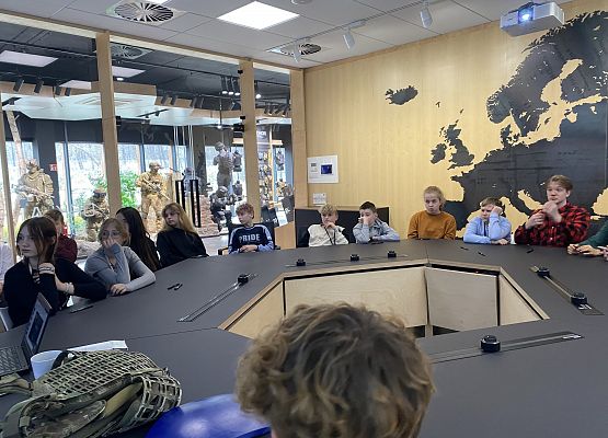 Wizyta klas ósmych w firmie NFM Production Sp. z o.o. grafika