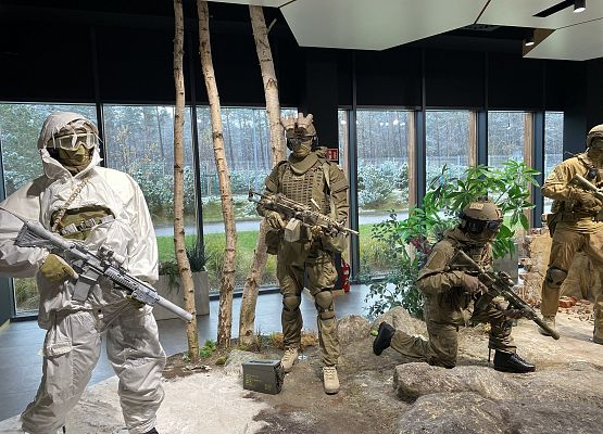 Wizyta klas ósmych w firmie NFM Production Sp. z o.o. grafika