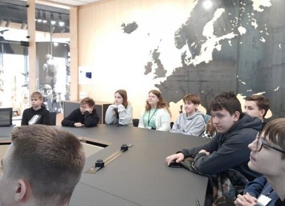 Wizyta klas ósmych w firmie NFM Production Sp. z o.o. grafika