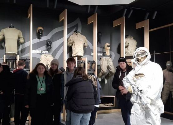 Wizyta klas ósmych w firmie NFM Production Sp. z o.o. grafika