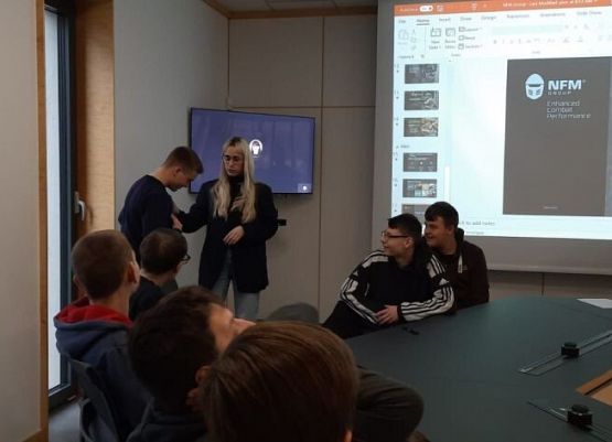 Wizyta klas ósmych w firmie NFM Production Sp. z o.o. grafika