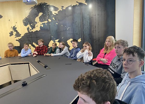 Wizyta klas ósmych w firmie NFM Production Sp. z o.o. grafika