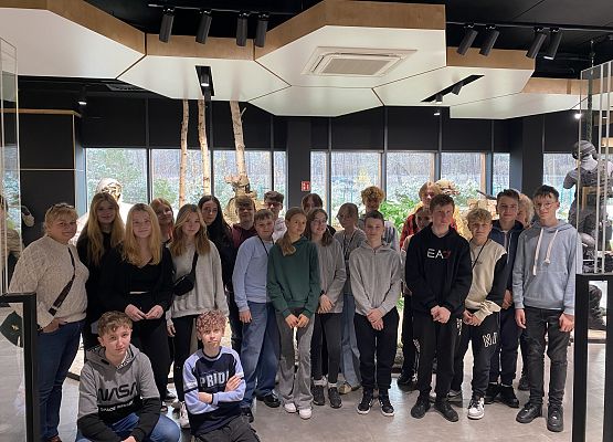 Wizyta klas ósmych w firmie NFM Production Sp. z o.o. grafika