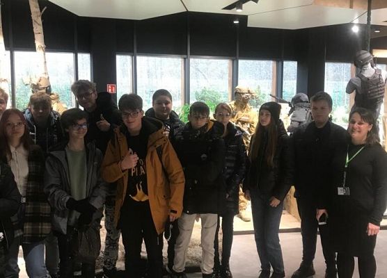 Wizyta klas ósmych w firmie NFM Production Sp. z o.o. grafika