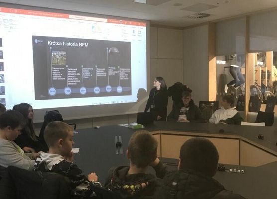 Wizyta klas ósmych w firmie NFM Production Sp. z o.o. grafika