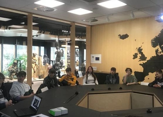 Wizyta klas ósmych w firmie NFM Production Sp. z o.o. grafika