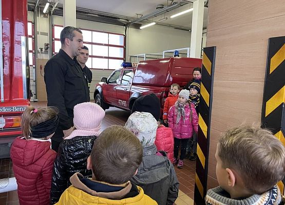Spotkanie pierwszoklasistów ze strażakami grafika