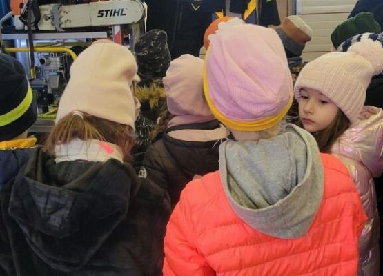 Spotkanie pierwszoklasistów ze strażakami grafika