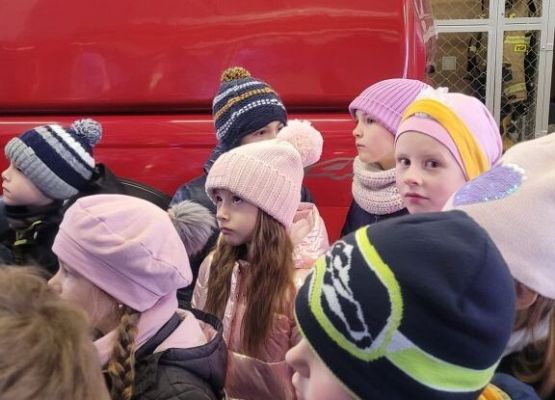 Spotkanie pierwszoklasistów ze strażakami grafika