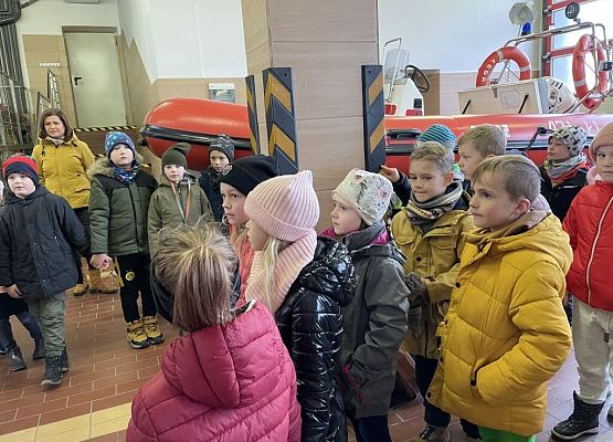 Spotkanie pierwszoklasistów ze strażakami grafika