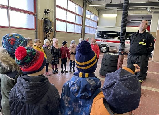Spotkanie pierwszoklasistów ze strażakami grafika