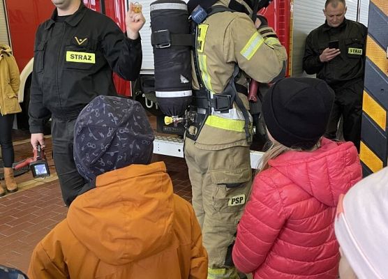 Spotkanie pierwszoklasistów ze strażakami grafika