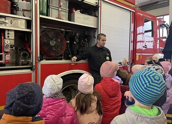 Spotkanie pierwszoklasistów ze strażakami grafika