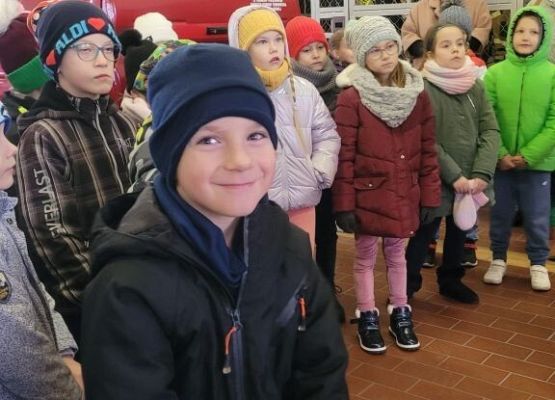 Spotkanie pierwszoklasistów ze strażakami grafika