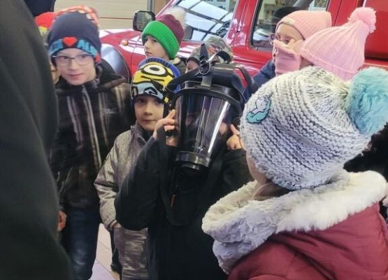 Spotkanie pierwszoklasistów ze strażakami grafika