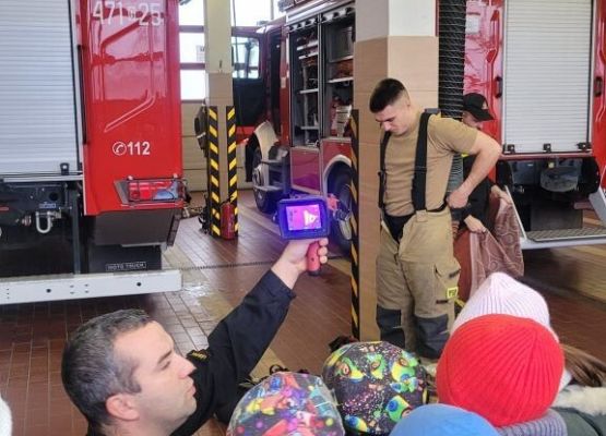 Spotkanie pierwszoklasistów ze strażakami grafika