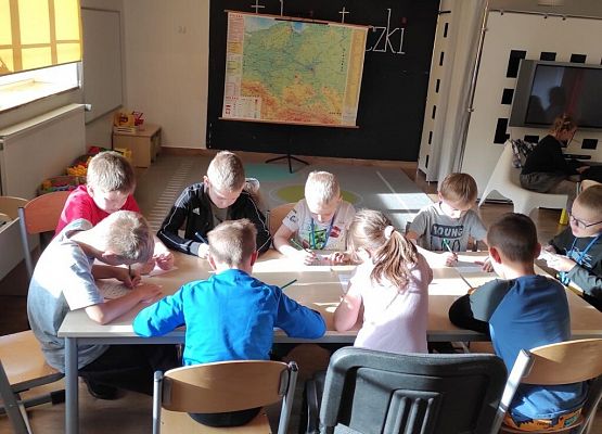 W czasie deszczu dzieci się nie nudzą grafika