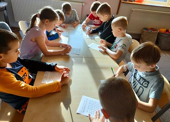 W czasie deszczu dzieci się nie nudzą grafika