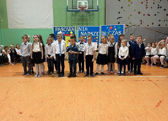 Pasowanie pierwszoklasistów grafika