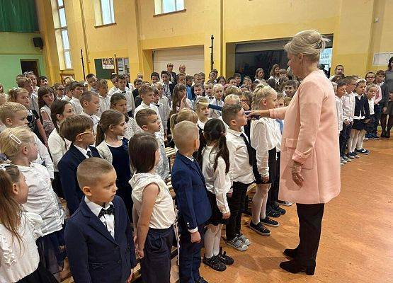 Pasowanie pierwszoklasistów grafika