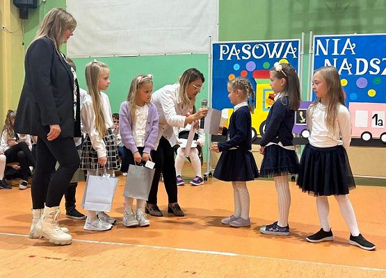 Pasowanie pierwszoklasistów grafika