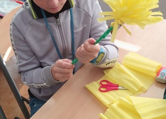 Klasa 3c przygotowuje się do Dnia Wszystkich Świętych grafika