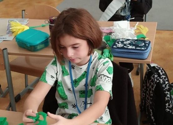 Klasa 3c przygotowuje się do Dnia Wszystkich Świętych grafika