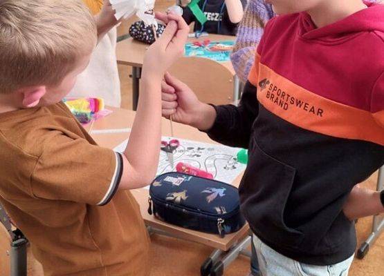 Klasa 3c przygotowuje się do Dnia Wszystkich Świętych grafika