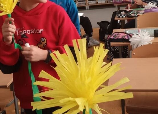 Klasa 3c przygotowuje się do Dnia Wszystkich Świętych grafika