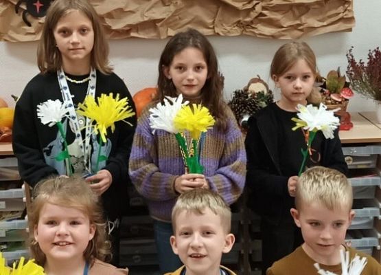 Klasa 3c przygotowuje się do Dnia Wszystkich Świętych grafika