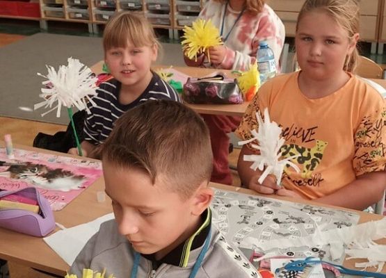 Klasa 3c przygotowuje się do Dnia Wszystkich Świętych grafika