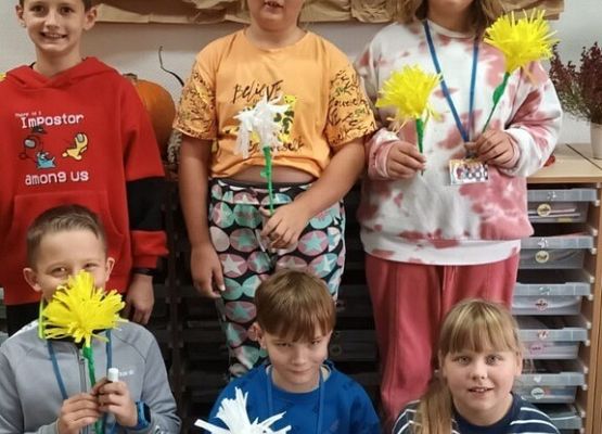 Klasa 3c przygotowuje się do Dnia Wszystkich Świętych grafika