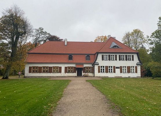 Jesienne barwy dworku w Będominie grafika