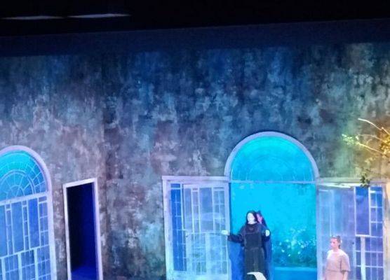 Szóstoklasiści w teatrze grafika